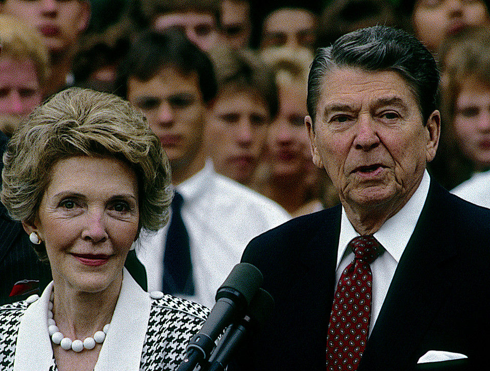 Nancy Reagan – żona byłego prezydenta USA, Ronalda Reagana (prezydentura przypadała na lata 1981 – 89). Na zdjęciu z mężem, 1987 r. 