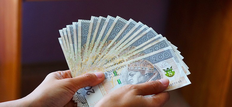 2000 zł dodatku dla tej grupy pracowników. Od lipca wzrost pensji