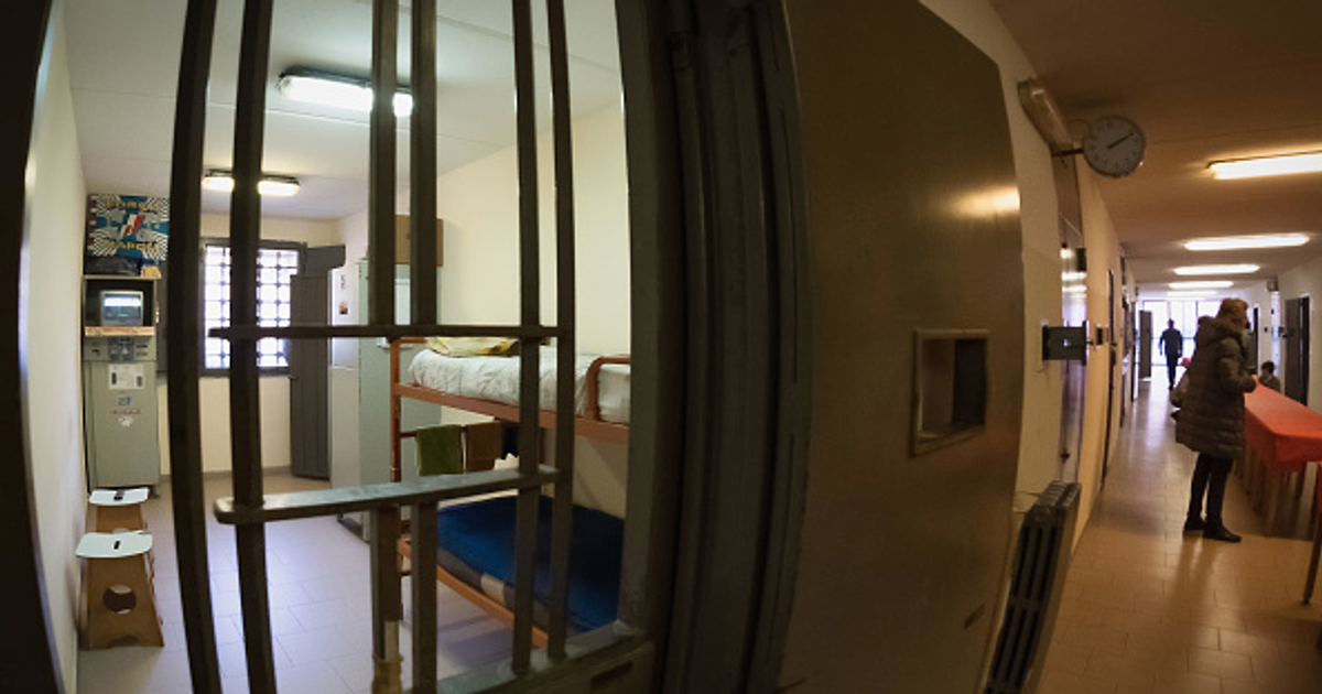Attimi di follia nel carcere di Siracusa: agente penitenziario pestato dai detenuti