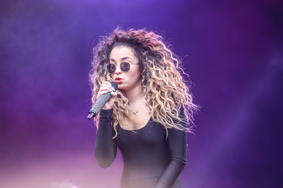 Ella Eyre z zespołem na Orange Warsaw Festival 2014