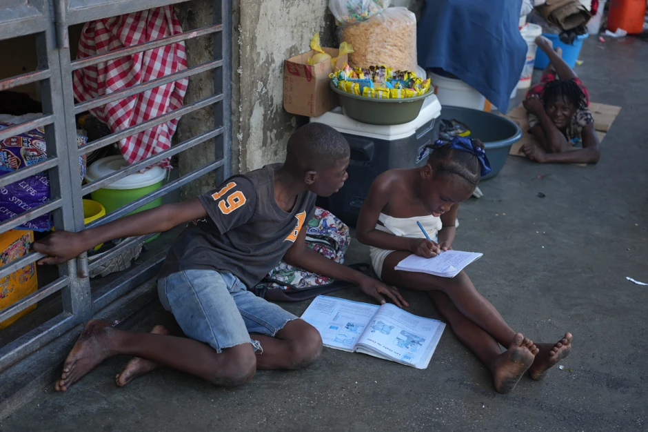 Deca u kampovima u Haitiju pokušavaju da uče iako žive u neljudskim uslovima, 27. januar 2026.