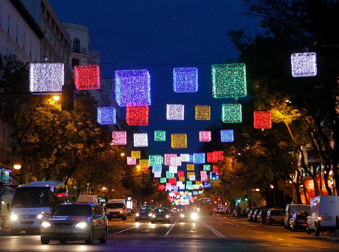 Świąteczne dekoracje na jednej z ulic w Madrycie