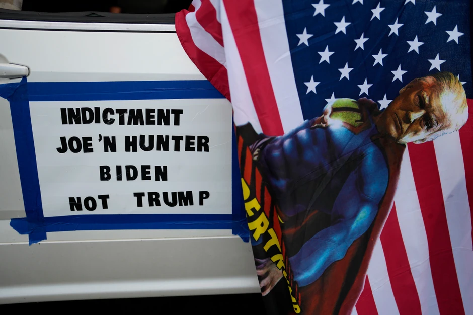 Zastava sa likom Donalda Trampa i natpisom koji ukazuje da bi Džo i Hanter Bajden mogli da budu optuženi umesto Trampa na Floridi u junu