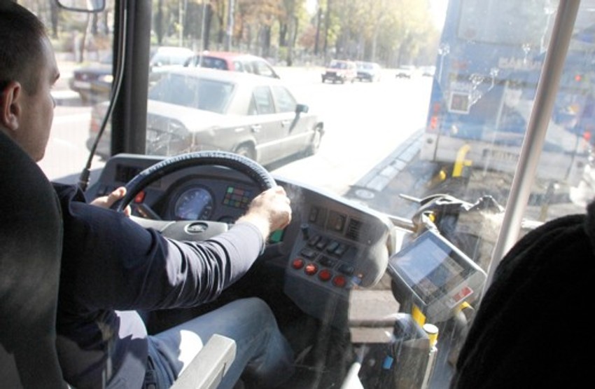 Vozači su usredsređeni na vožnju i ne mogu da prate šta se dešava u autobusu