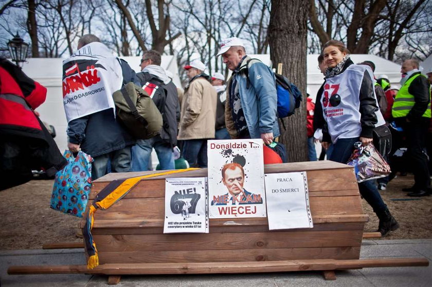 O fuj! Związkowcy przynieśli przed Sejm... FOTO