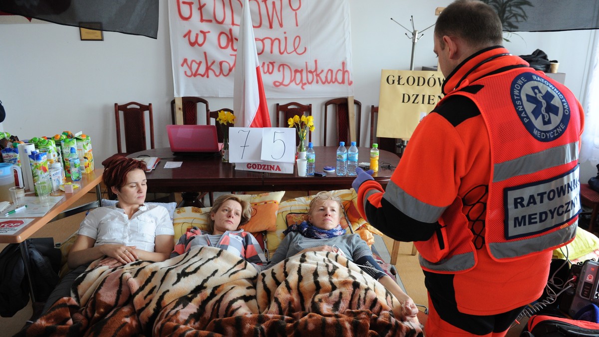 Czwarty dzień w Urzędzie Gminy Darłowo trwa protest głodowy w obronie zlikwidowanego przez radnych na wniosek wójta zespołu szkół w Dąbkach. Cztery kobiety domagają się w ten sposób uchylenia uchwał o likwidacji szkoły podstawowej i gimnazjum.