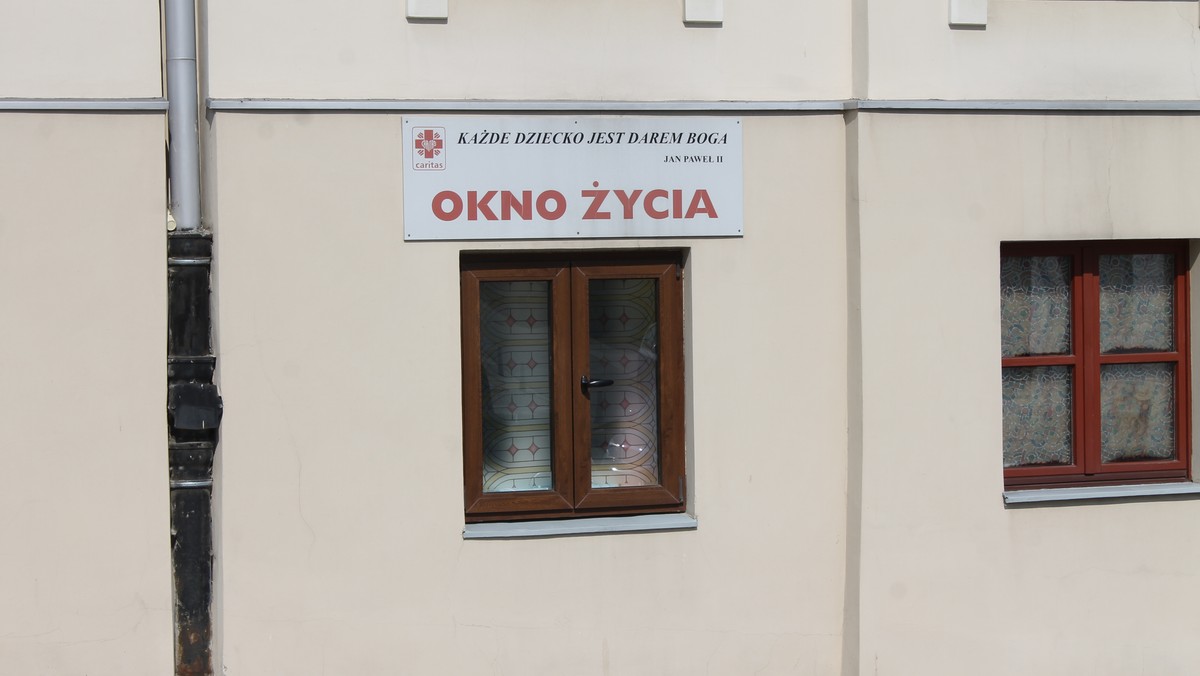 Kielce. W Oknie Życia ktoś zostawił chłopca. Obok niego była reklamówka