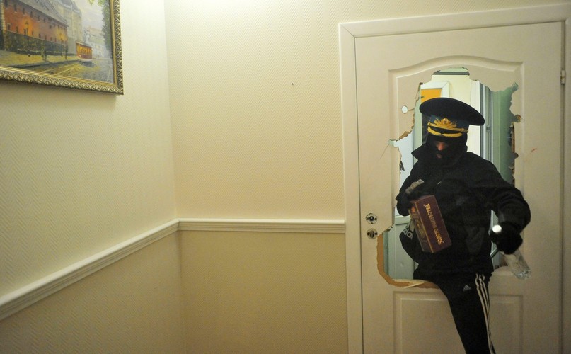 Demonstranci w biurze prokuratury we Lwowie