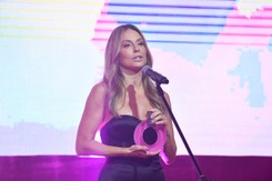 Małgorzata Rozenek żegna syna wylatującego do USA. 'Daleko za morze, BEZ MAMY niebożę'