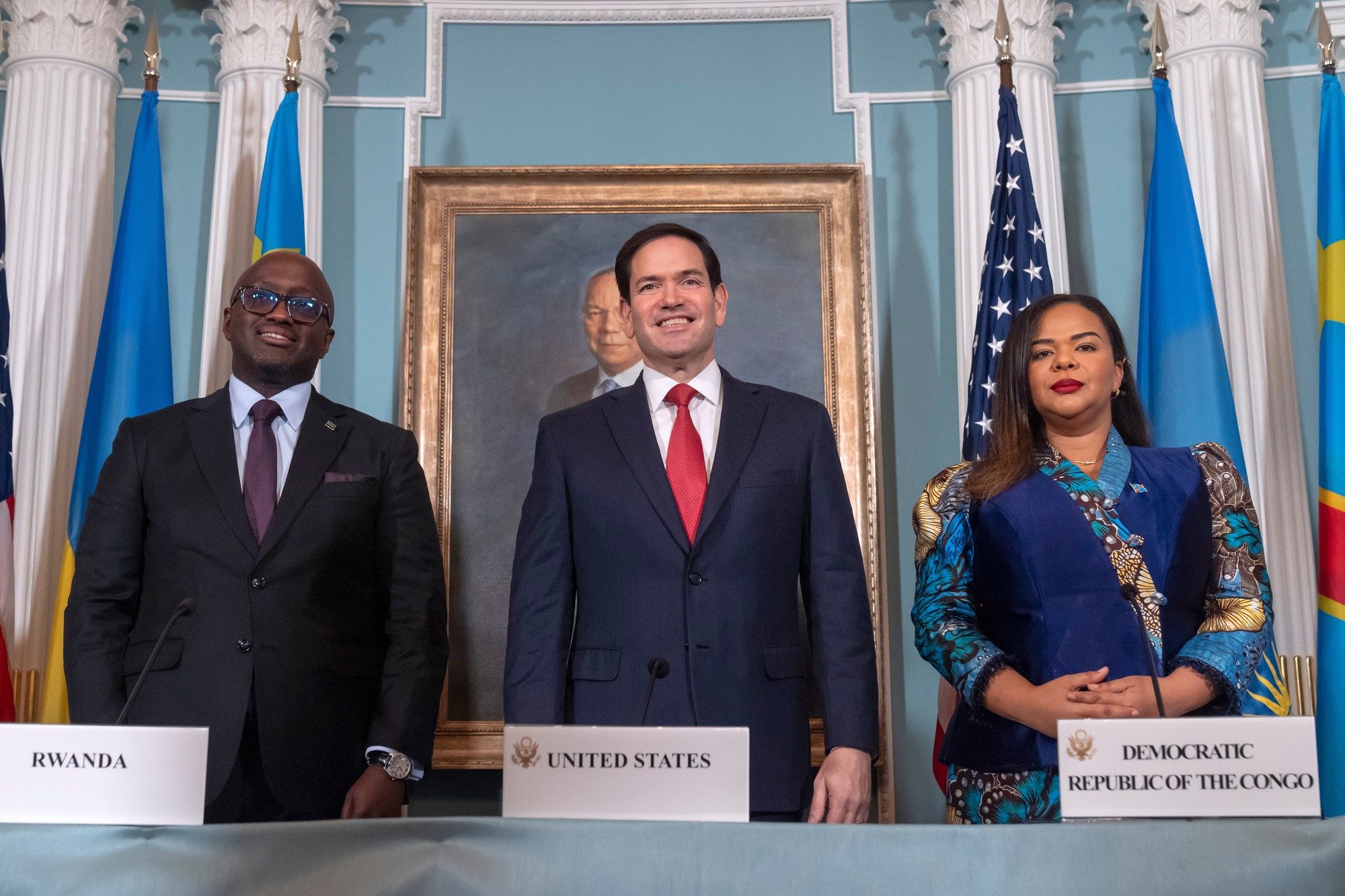 Americký minister zahraničných vecí Marco Rubio (uprostred), šéf rwandskej diplomacie Olivier Nduhungirehe (vľavo) a jeho konžská rezortná partnerka Therese Kayikwambová Wagnerová (vpravo) pózujú po podpise mierovej dohody.