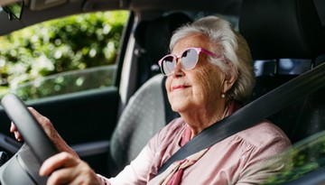 Nowe przepisy odbiorą prawa jazdy seniorom? UE wprowadza poważne zmiany