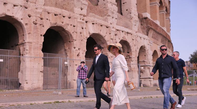 A Colosseum lábánál.