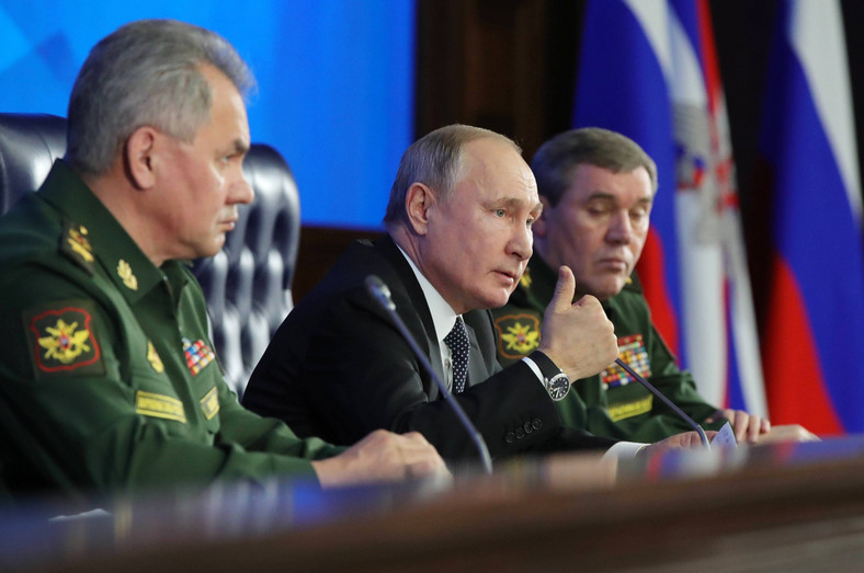 Władimir Putin, Siergiej Szojgu (z lewej) i Walerij Gierasimow (z prawej)
