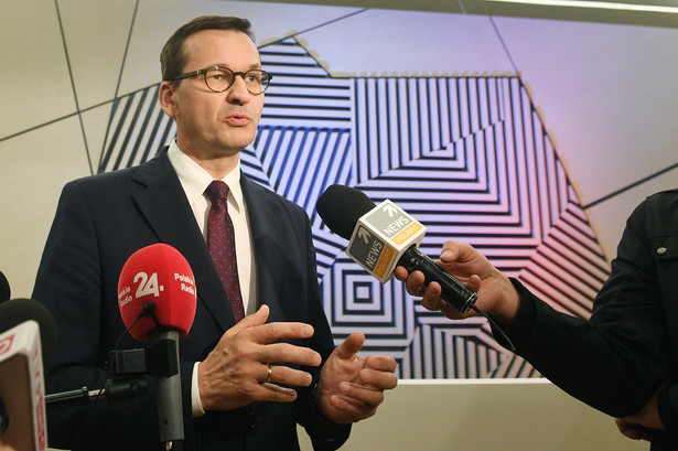 Bruksela, Belgia, 18.07.2020. Premier RP Mateusz Morawiecki podczas konferencji prasowej po pierwszym dniu szczytu UE w Brukseli, w nocy z 17 bm. na 18 bm. Na dwudniowym szczycie UE unijni liderzy dyskutuja na temat wieloletniego budżetu wspólnoty na lata 2021-2027 oraz Europejskiego Instrumentu na rzecz Odbudowy. (mr/rp) PAP/Radek Pietruszka