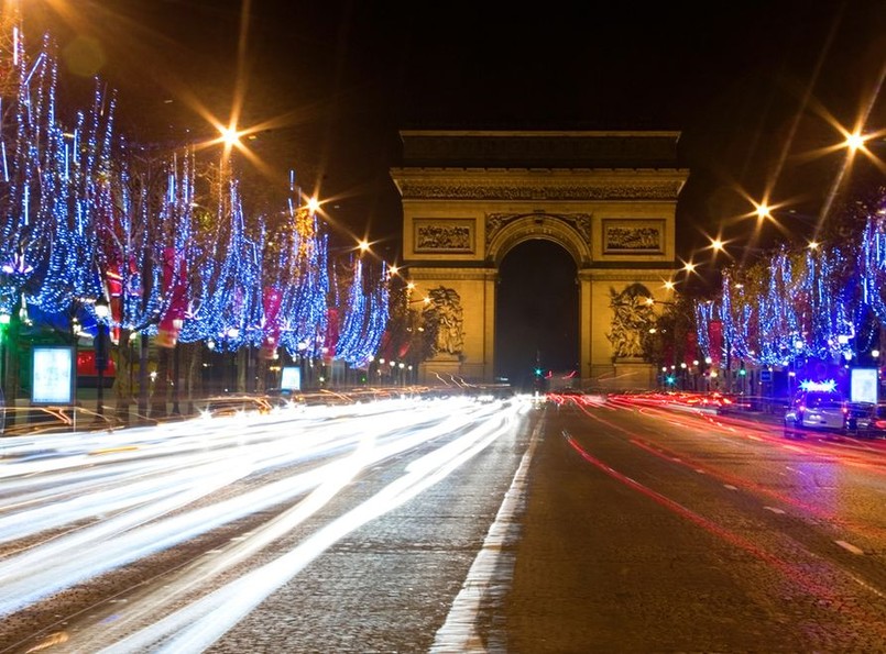 Paryż cały w iluminacjach bożonarodzeniowych wygląda zachwycająco, szczególnie w okolicy Champs-Élysées. Włączeniu iluminacji co roku towarzyszy uroczystość prowadzona przez największe gwiazdy. Za każdym razem miasto stara się, aby oświetlenie było bardziej ekologiczne niż poprzednio. Charakterystycznym elementem krajobrazu stają kółka, bombki i kule śnieżne rozświetlające miasto do późnych godzin nocnych. Na Placu Zgody znajduje się największe koło, a w pobliżu rozstawia się najsłynniejszy jarmark w Paryżu. Na prawie dwustu stoiskach można spróbować smakołyków z różnych stron świata, kupić ręcznie robione zabawki lub sprawić sobie naprawdę ciepłą, futrzaną czapkę. Na stronie City Break Paryż znajdziesz informacje o najtańszych lotach do Paryża i hotelach w wysokim standardzie.