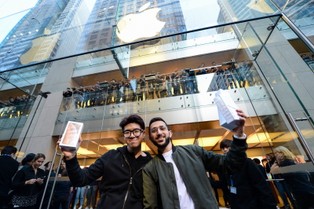 Wysoka cena nie odstrasza. Klienci rzucili się na nowe iPhone'y XS