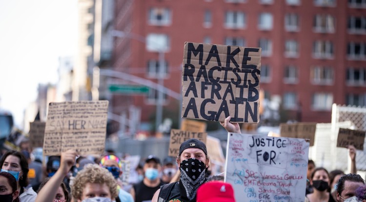 Meztelen tüntető miatt hátráltak meg a rendőrök egy amerikai tüntetésen - videó