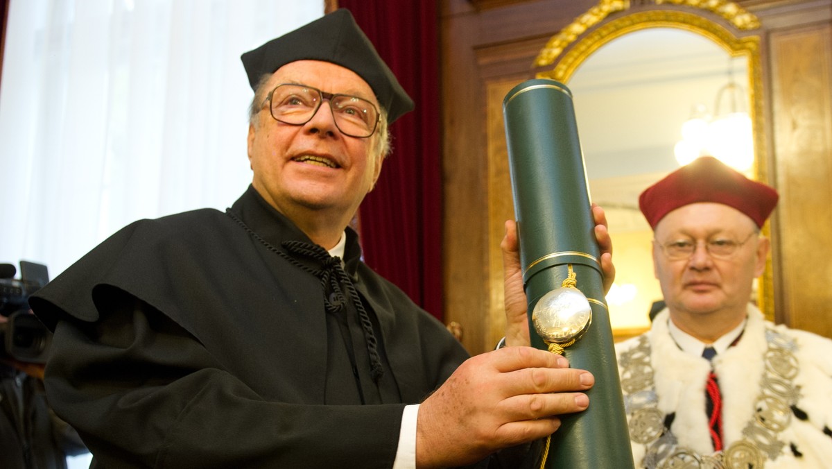 Reżyser i scenarzysta Krzysztof Zanussi otrzymał w środę tytuł doktora honoris causa Uniwersytetu Łódzkiego. To trzeci reżyser wyróżniony przez łódzką uczelnię tym tytułem. W 2002 roku uhonorowano nim Andrzeja Wajdę i Kazimierza Dejmka.