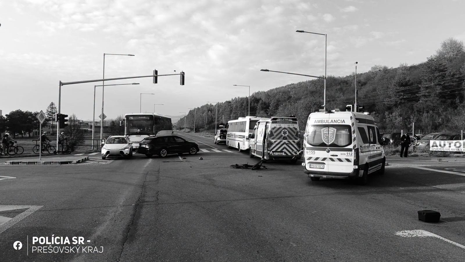 Na križovatke v smere na Veľký Šariš, došlo k stretu autobusu s elektrobicyklom.