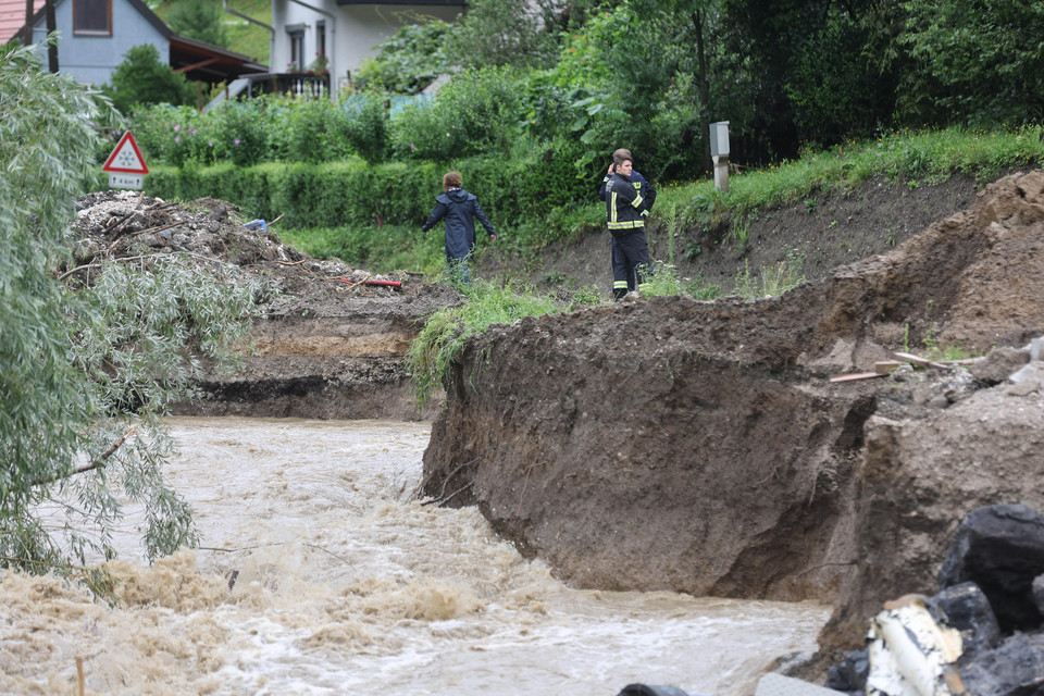 Widok zniszczeń spowodowanych powodzią w Prevalje, Słowenia, 6 sierpnia 2023 r.