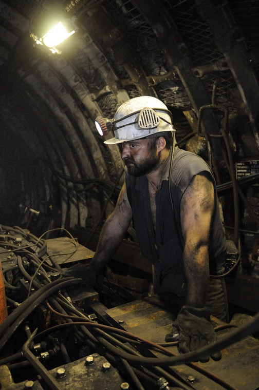 Górnik w kopalni, fot. Bloomberg