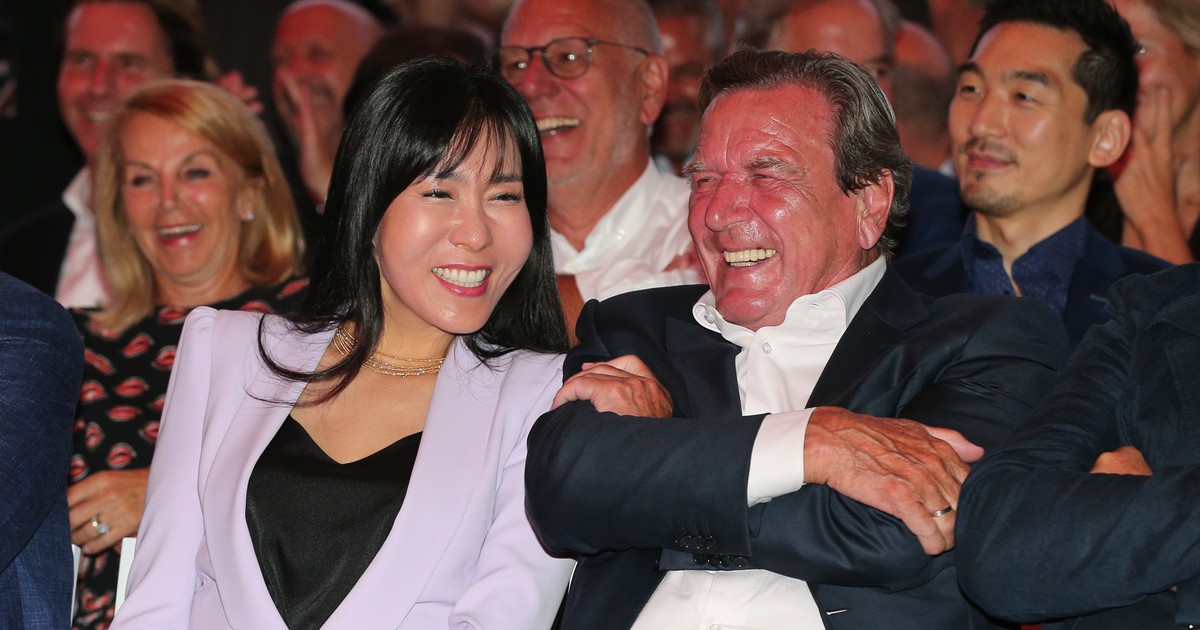 Schroeder się doigrał. Niemcy odbierają pieniądze i biuro "druhowi Putina"