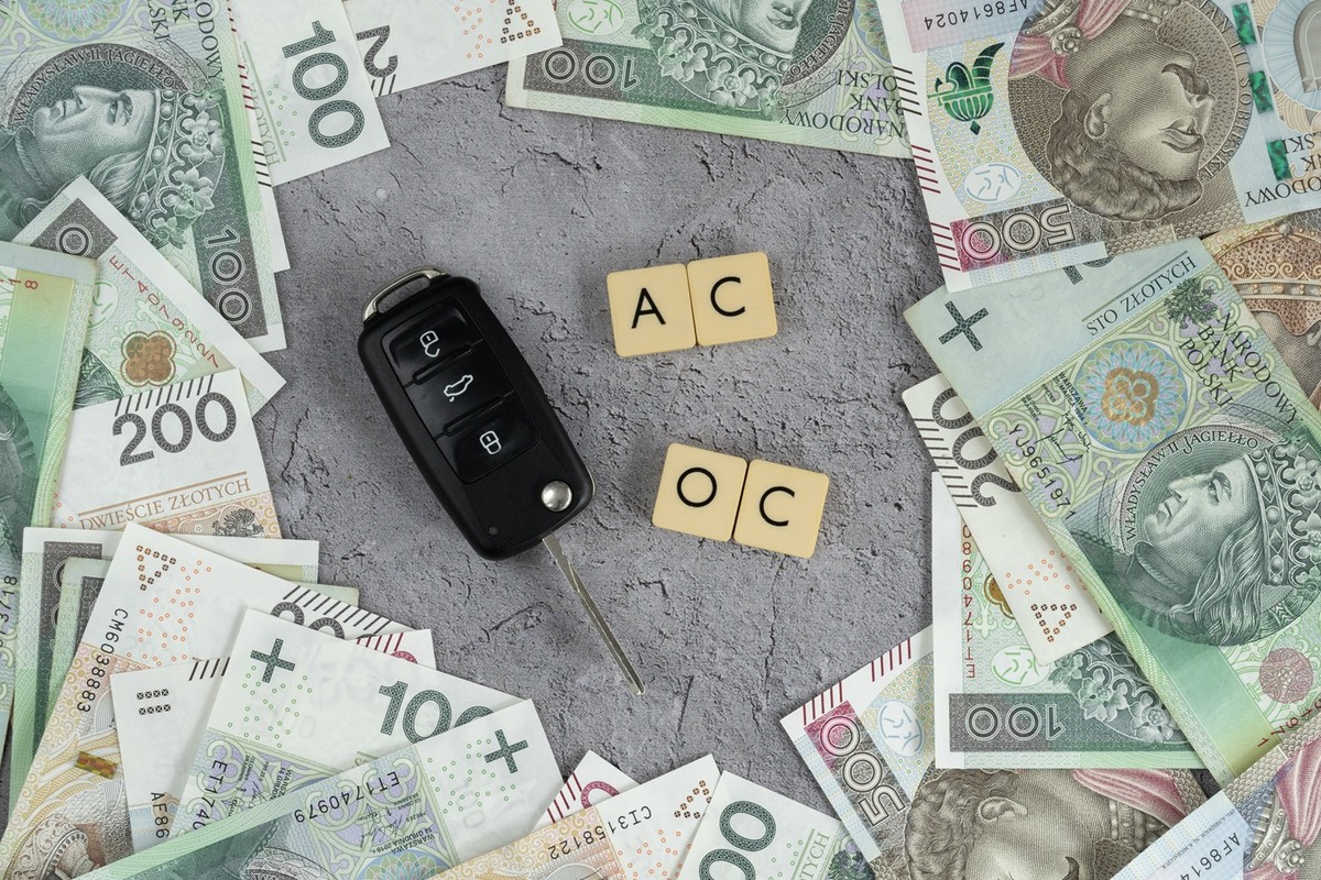 ZUS zwraca część składki OC i AC. Kto może skorzystać z refundacji?