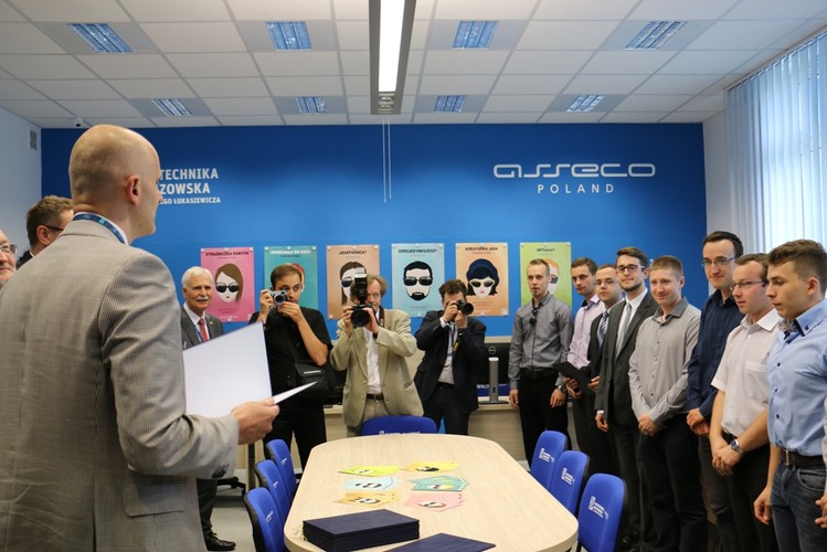 Pracownia jest ukoronowaniem dotychczasowej współpracy informatycznego giganta z rzeszowską uczelnią. Fundatorzy nie ukrywają, że dzięki pracowni chcą wyłaniać najzdolniejszych i najbardziej perspektywicznych studentów.