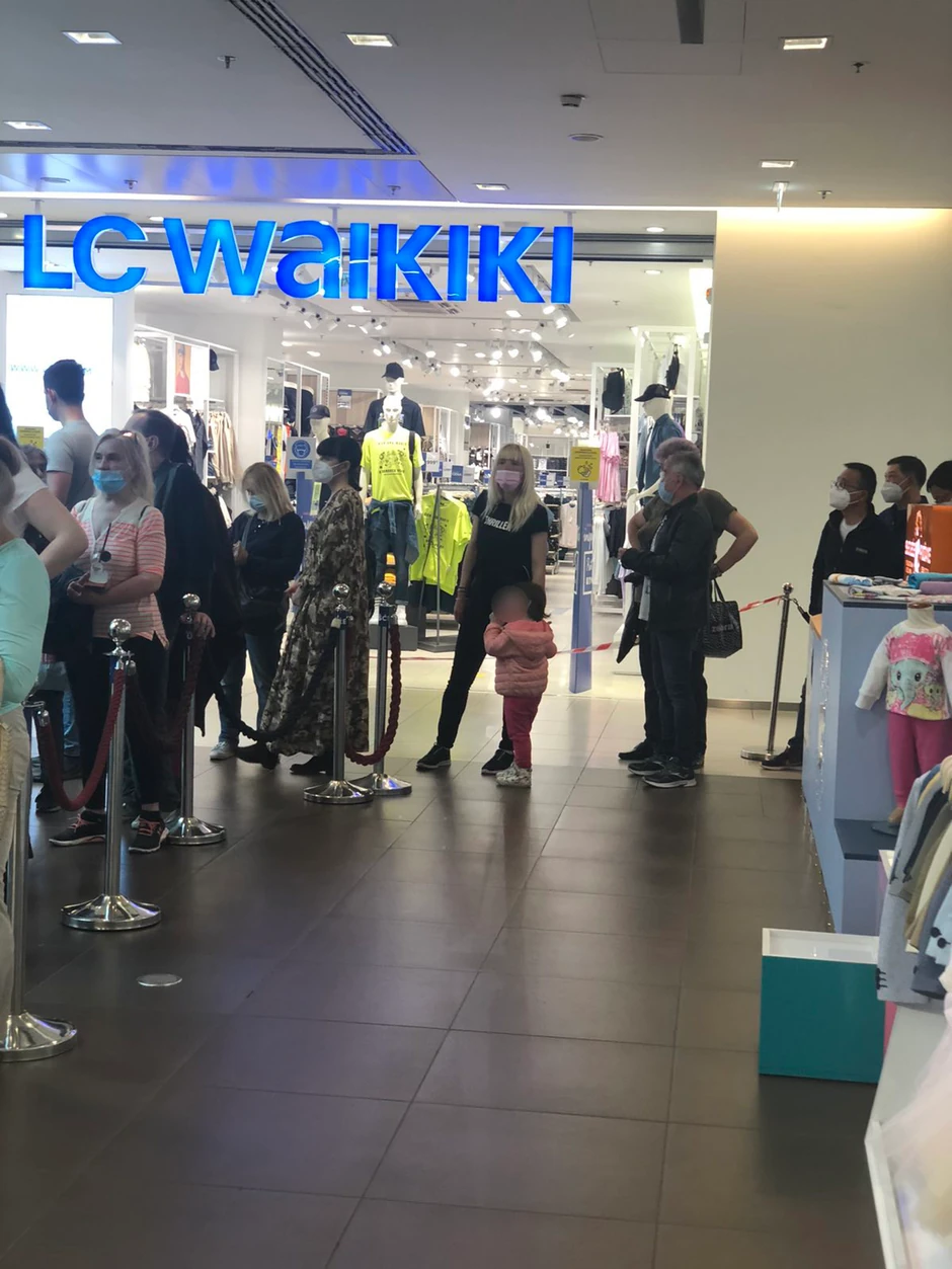 Dete ostavljeno samo u redu, čuvaju ga nepoznati ljudi 