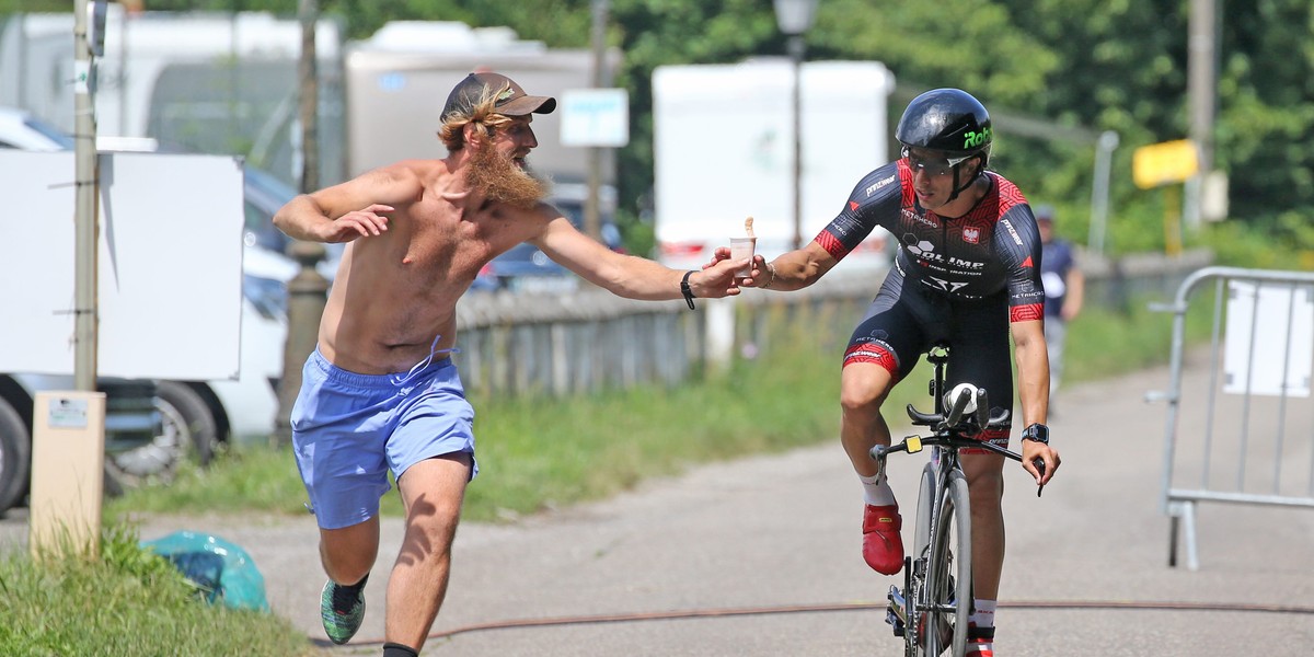 Robert Karaś na rowerze podczas zawodów Bretzel Ultra Triathlon w 2021 r.