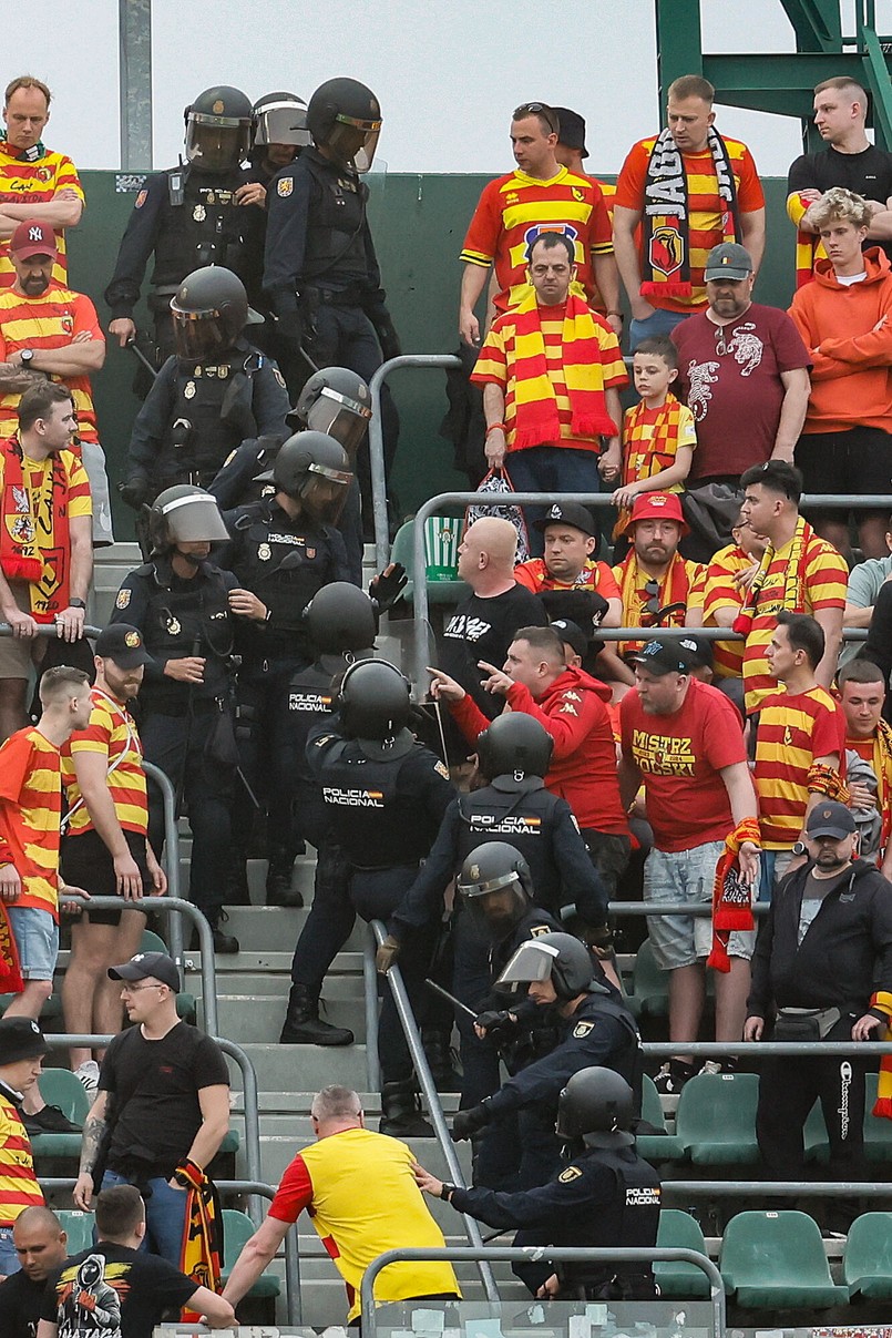 Wstyd! Kibice Jagiellonii w czasie meczu z Betisem bili się z hiszpańską policją