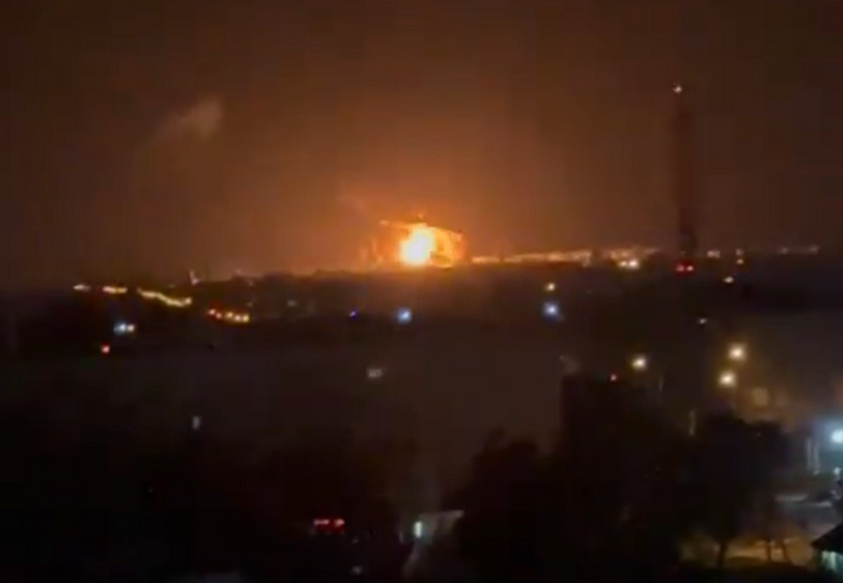 Atak dronów na cele w Rosji. Uszkodzone rafinerie i lotnisko