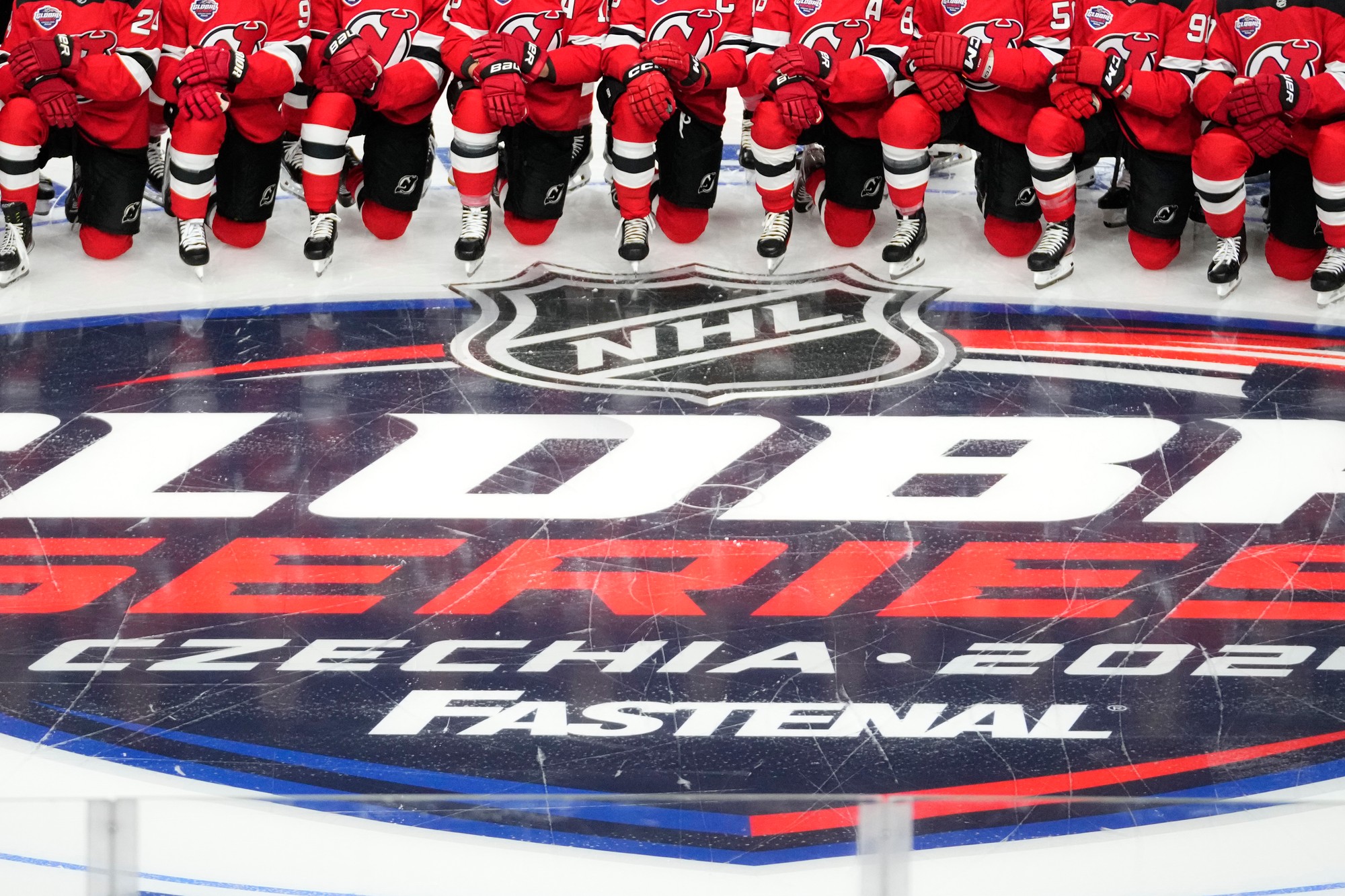 Hokejisti New Jersey Devils pózujú pred tréningom na novú sezónu zámorskej hokejovej NHL v Prahe.