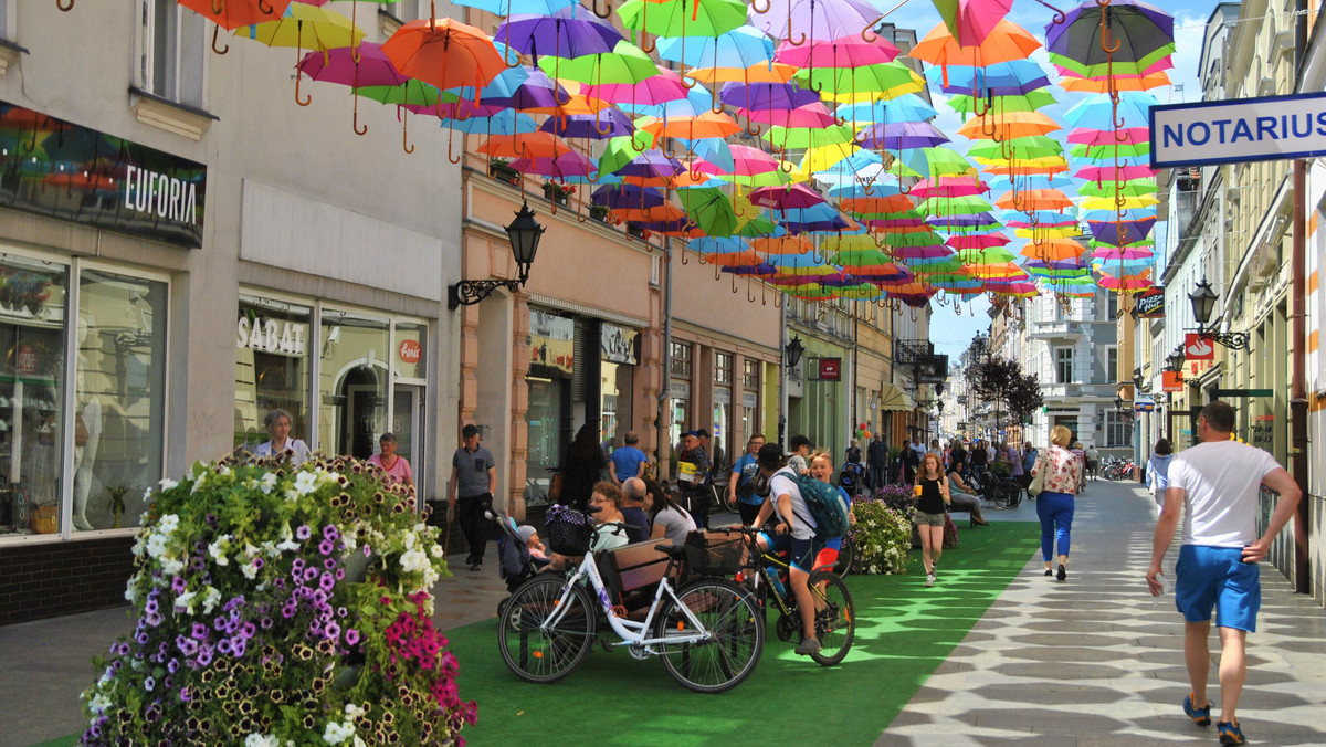 210 kolorowych parasolek osłania ulicę w Lesznie