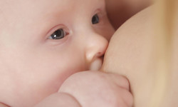 Faza nieustannego karmienia noworodka. Jak przetrwać cluster feeding?