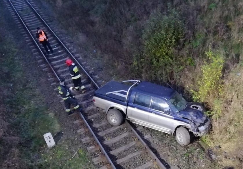 Zasnął za kierownicą. Obudził się na torach