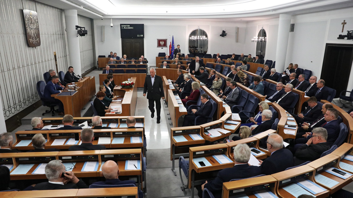 Senat przyjął projekt ustawy o dniu wolnym od pracy 12 listopada, jednak wprowadził do niego poprawki. Oznacza to, że ustawa trafi teraz do Sejmu, który planowo ma się zebrać dopiero 7 listopada. Za ustawą głosowało 46 senatorów, przeciw było 20, od głosu wstrzymało dwóch senatorów.
