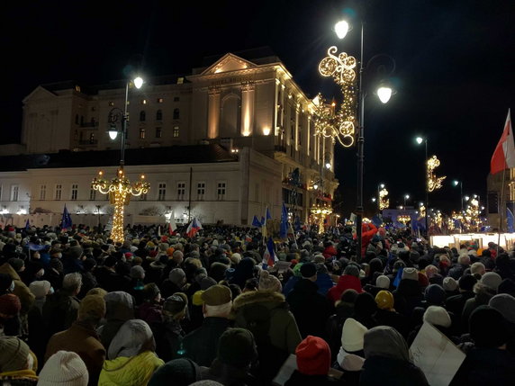Protest przez Pałacem Prezydenckim w Warszawie