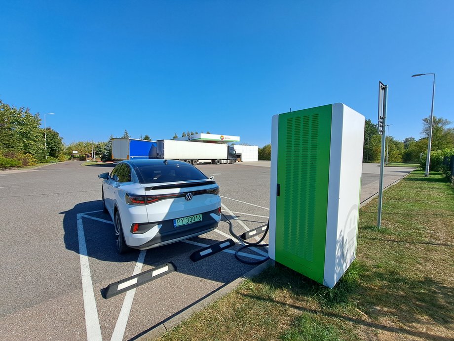 Kolejna szybka ładowarka, ponownie na przydrożnym parkingu, z dala od miasta. Mam zapas energii, nie ma więc sensu, by czekać kilkadziesiąt minut na pełne naładowanie baterii.