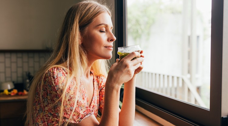 A forró teák segíthetnek a hormonok kiegyensúlyozásában Fotó: Getty Images