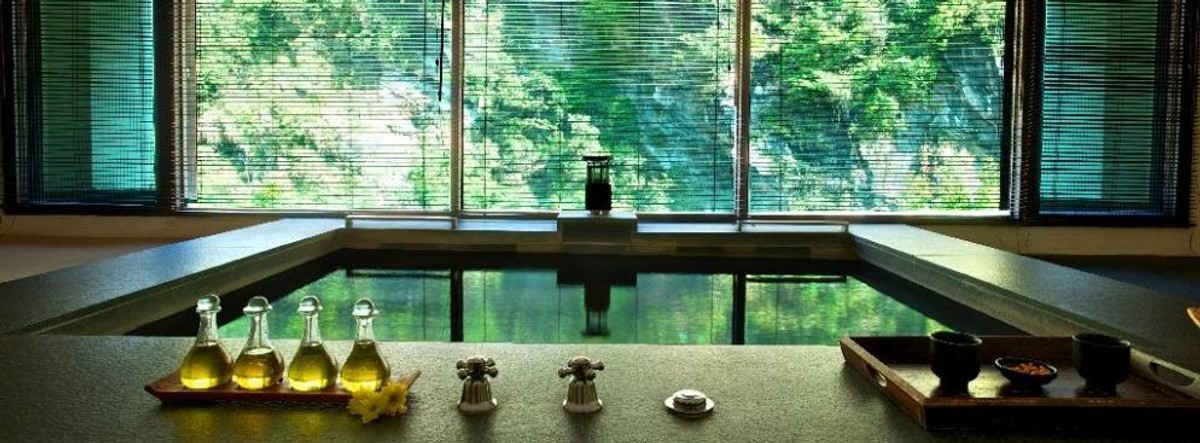 Silks Place Taroko, Hualien, Tajwan. Dzika niedostępność i absolutny luksus łączą się w Silks Place Taroko w idealną całość. Budynek był niegdyś górską posiadłością politycznego i wojskowego przywódcy Czanga Kaj-szeka. Po gruntownym remoncie stał się ekskluzywnym resortem otoczonym niesamowitymi krajobrazami – od góry porośniętym tropikalnym lasem górskim zboczem, od dołu zaś skalistym wąwozem. Hotelowe Wellspring Spa oferuje szeroki wybór technik masażu, od masażu tkanek głębokich, poprzez masaż gorącymi kamieniami, ziołowe kompresy, aż po masaż odprężający. Wykonuje się tutaj też zabiegi złuszczające z wykorzystaniem kawy, orzechów kokosowych, ziaren kukurydzy czy wodorostów, oraz lulur, czyli tradycyjny jawajski peeling panny młodej. Na całe ciało zastosujmy kompres z glinki wulkanicznej, papai i mięty, albo boreh, unikalnej mieszanki egzotycznych przypraw. Po zabiegu możemy odprężyć się w prywatnej saunie lub łaźni parowej.