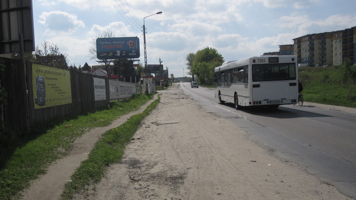 Budowa infrastruktury drogowej, w tym chodników i ścieżek rowerowych to jedno z podstawowych zadań miast i gmin. W Gdańsku sukcesywnie buduje się nowe i remontuje stare drogi. Ciągle jednak są miejsca, gdzie pieszy zupełnie się nie liczy. Tak jest m.in. na ul. Małomiejskiej i ul. Jabłoniowej w Gdańsku.