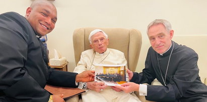 Dawno niewidziany Benedykt XVI pokazał się publicznie. Zdjęcia bardzo zaniepokoiły wiernych