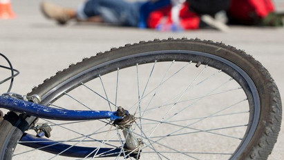 Elképesztő jelenet: lerúgott egy biciklist egy veszprémi sofőr a kerékpárjáról
