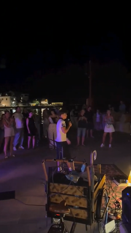 Herec Maroš Baňas ohúril ľudí svojím spevom v Chorvátsku. 