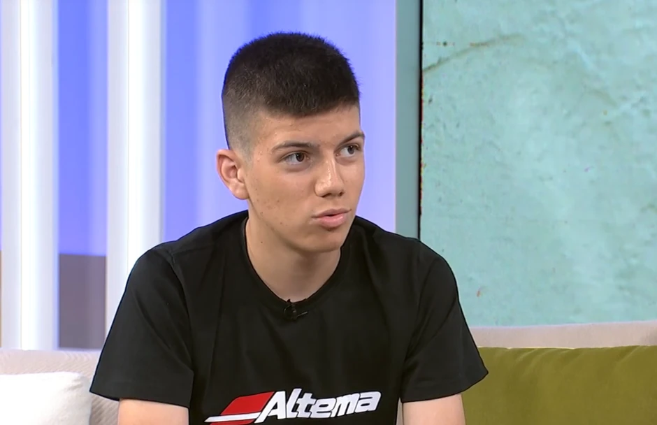 Nikola kaže da sve stiže i da uči za školu i da bude u servisu
