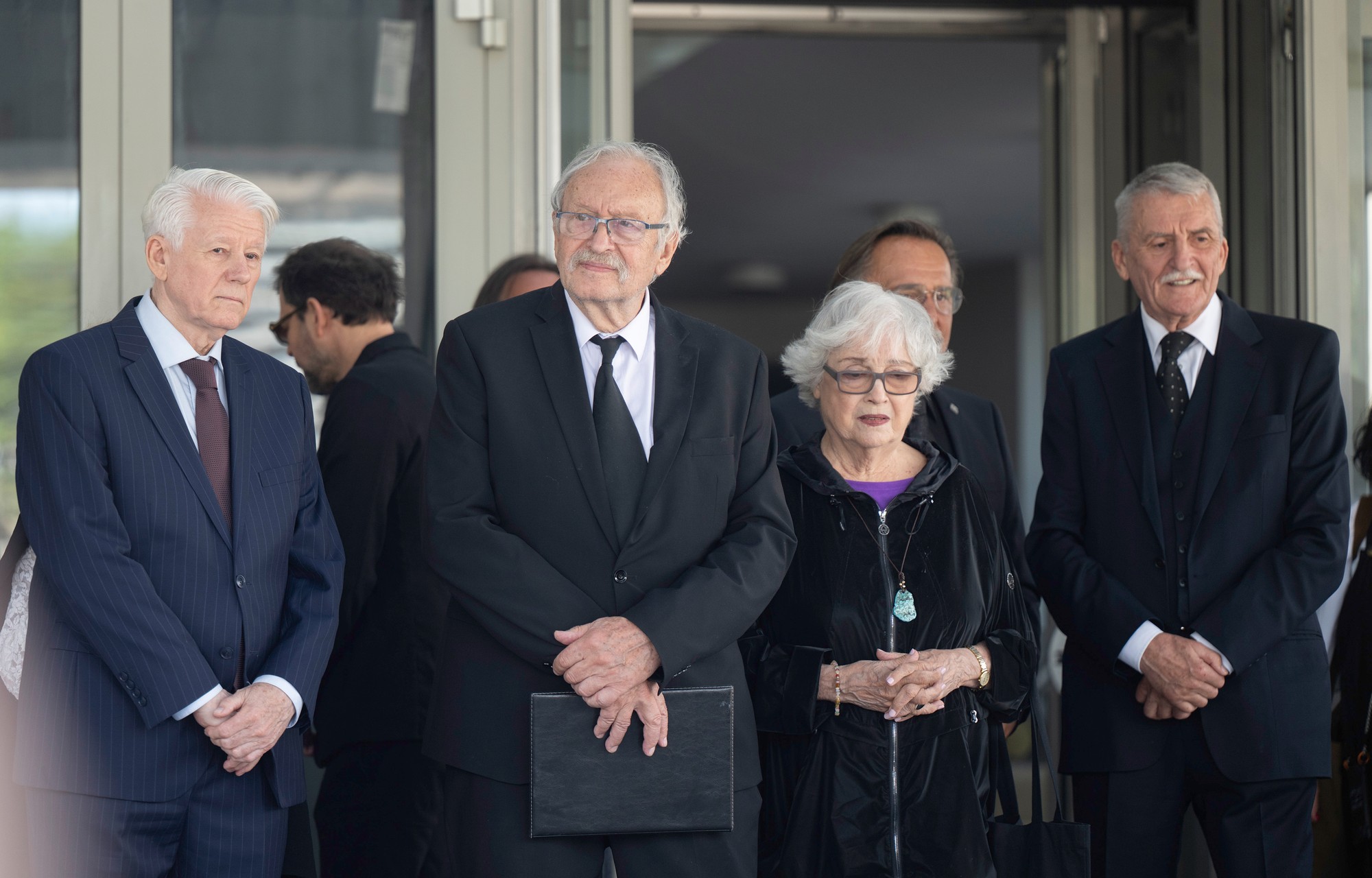 Posledná rozlúčka s hercom Oldom Hlaváčkom - herci Emil Horváth, František Kovár, Božidara Turzonovová, Jozef Vajda a Martin Huba.