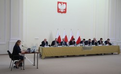 Komisja weryfikacyjna rozpoczęła rozprawę ogólną, ale bez Gronkiewicz-Waltz. "Triumfuje spektakl polityczny"