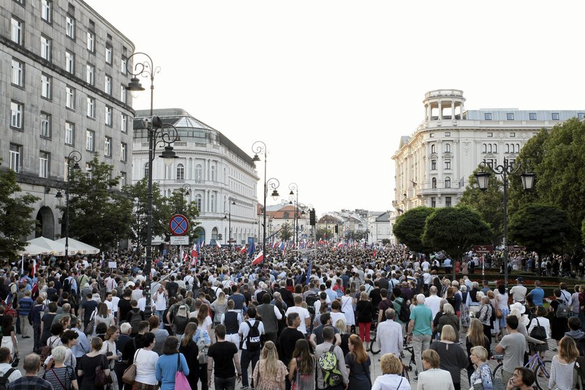 Manifestacja pod Palacem Prezydenckim