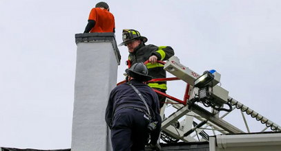 10-latek chciał sprawdzić jak to robi św. Mikołaj. Potrzebna była pomoc strażaków